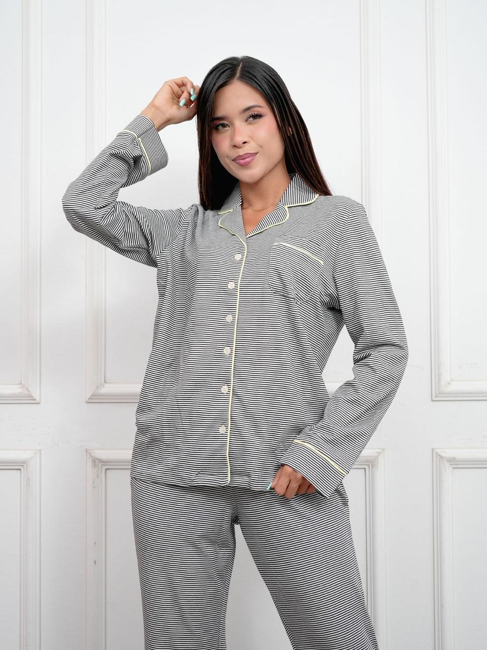 Pijama negro a rayas con sesgo amarillo